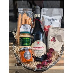 Gavekurv med vin chokolade og specialiteter.