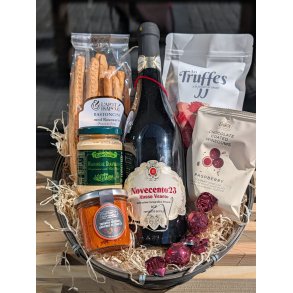 Gavekurv med vin chokolade og specialiteter.