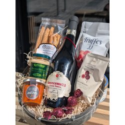 Gavekurv med vin chokolade og specialiteter.