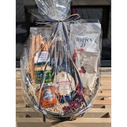Gavekurv med vin chokolade og specialiteter.