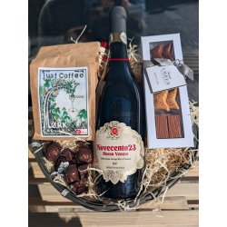 Gavekurv med vin, kaffe og chokolade.