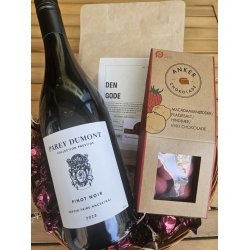 Gavekurv med vin, kaffe og chokolade.