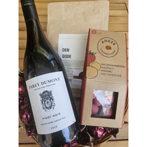 Gavekurv med vin, kaffe og chokolade.