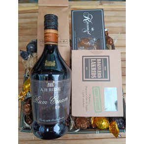 Kurv med A.H. Riise likr, kaffe og sdt