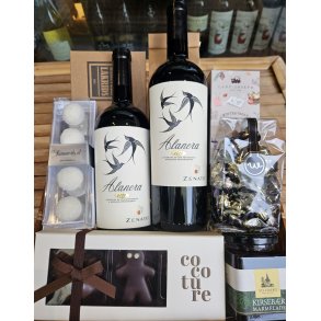 Julegavekurv eller kasse med Julevin, kaffe, specialiteter og chokolade.