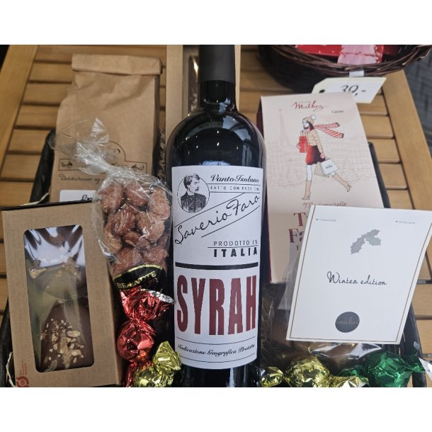 Julekurv med vin, kaffe og chokolade.