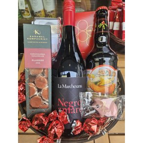 Julekurv eller Julekasse med Vin og Jule lkkerier