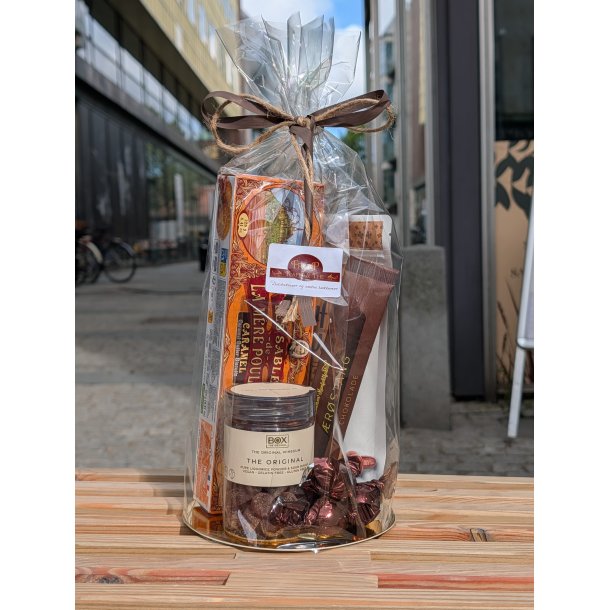 Brun og orange gave med chokolade og s�de sager