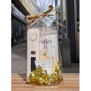 Hvid og guld gave med lakrids, tr�fler og chokolade