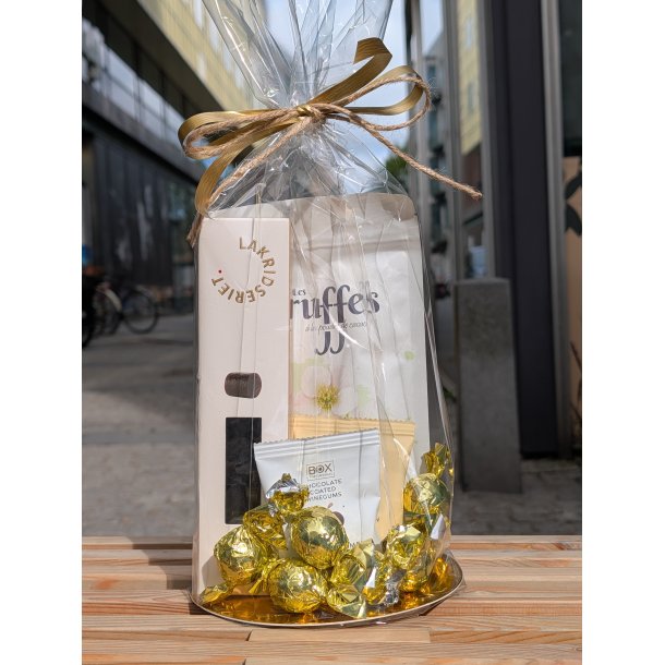 Hvid og guld gave med lakrids, tr�fler og chokolade