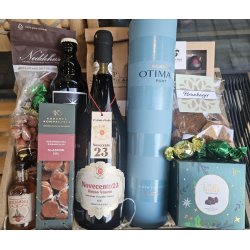 Julegavekurv eller kasse med portvin og andre Jule lkkerier.