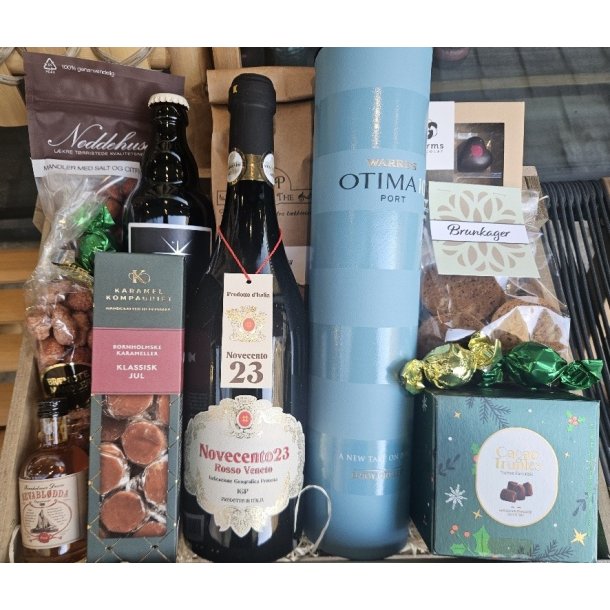 Julegavekurv eller kasse med portvin og andre Jule lkkerier.