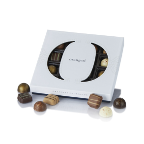 �ske med fyldte chokolader og marcipanstykker