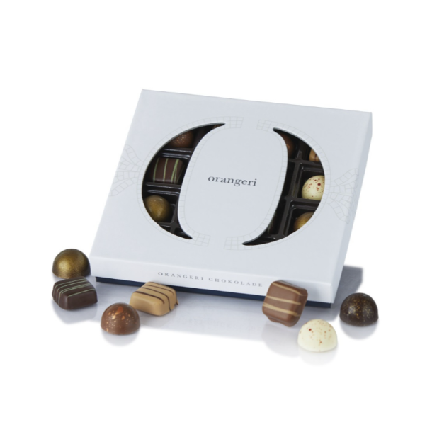 �ske med fyldte chokolader og marcipanstykker