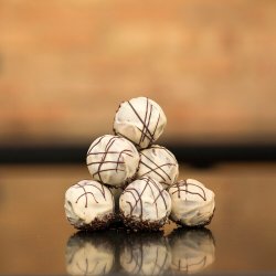  15 stk romkugler fra Nr. by bageri - Med lakrids chokolade overtrk.