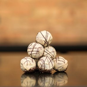  15 stk romkugler fra Nr. by bageri - Med lakrids chokolade overtrk.